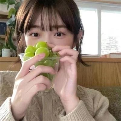 一个唱歌，另一个不唱歌